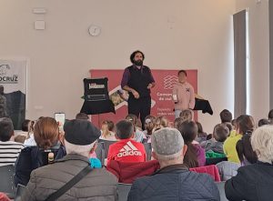 El mago Jordiman en un momento de su actuación en el CRA de Santa Cruz de la Sierra.